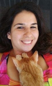 תמונה של מירה עם החתולה הג'ינג'ית המתוקה שלה